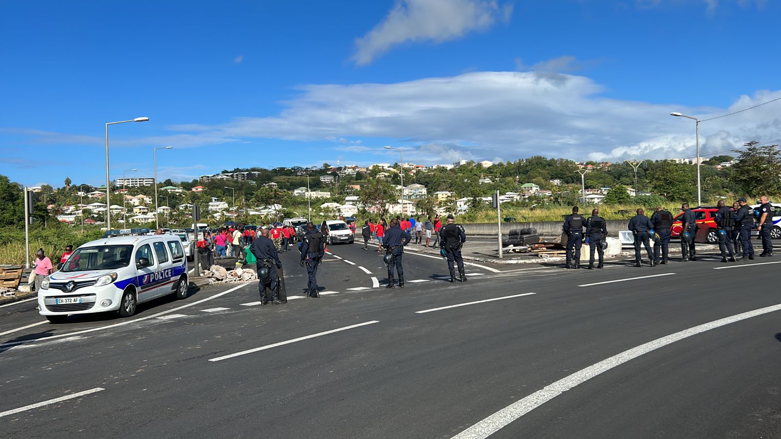     Le rond-point de Mahault totalement débloqué, policiers et gendarmes sur place

