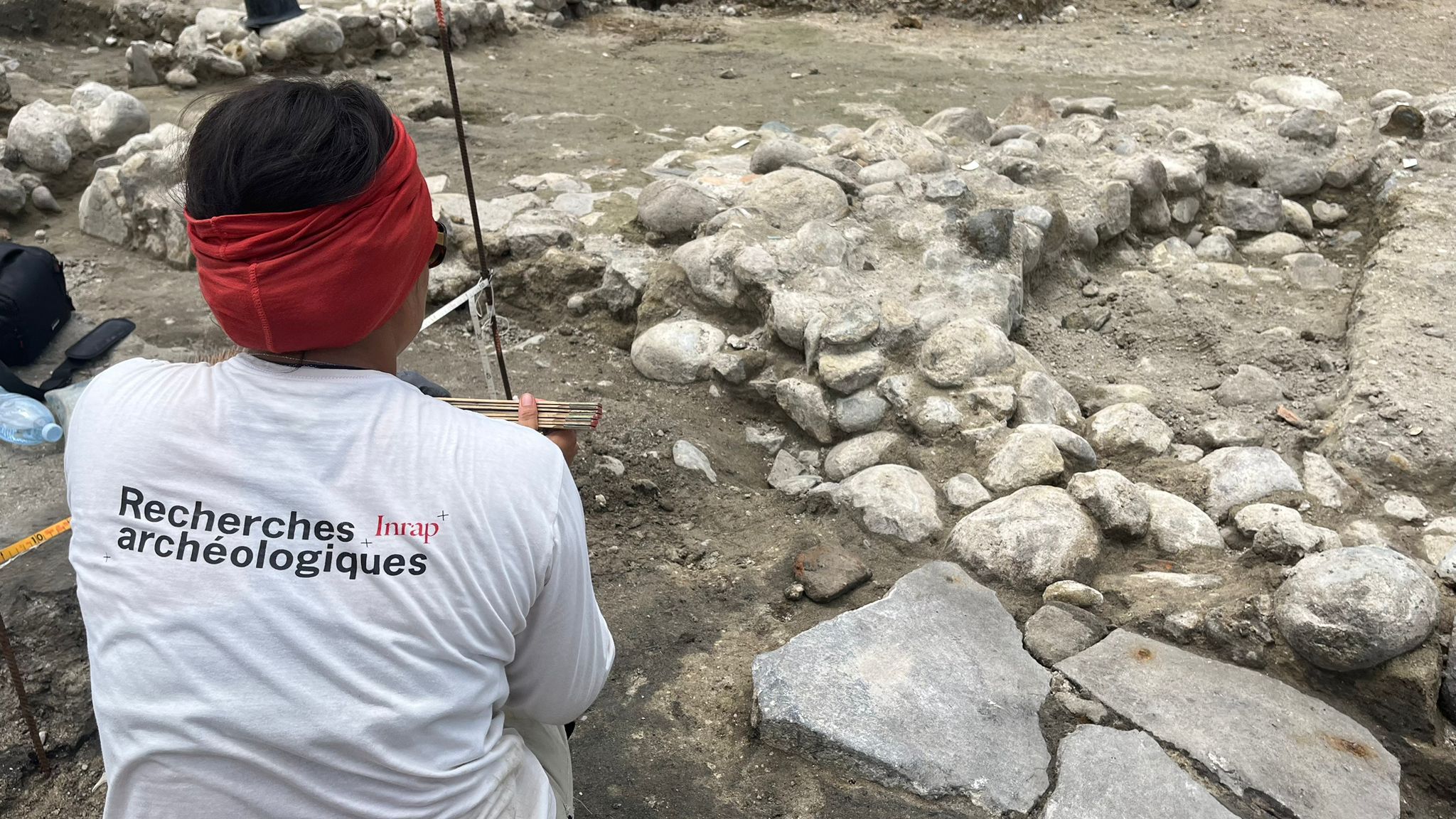    Sous le parking de la Savane à Fort-de-France, les archéologues examinent les vestiges du 18e siècle


