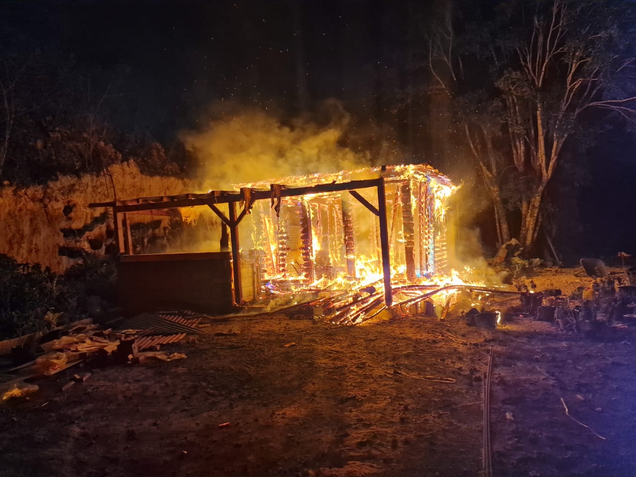     Deux maisons ont pris feu cette nuit en Guadeloupe

