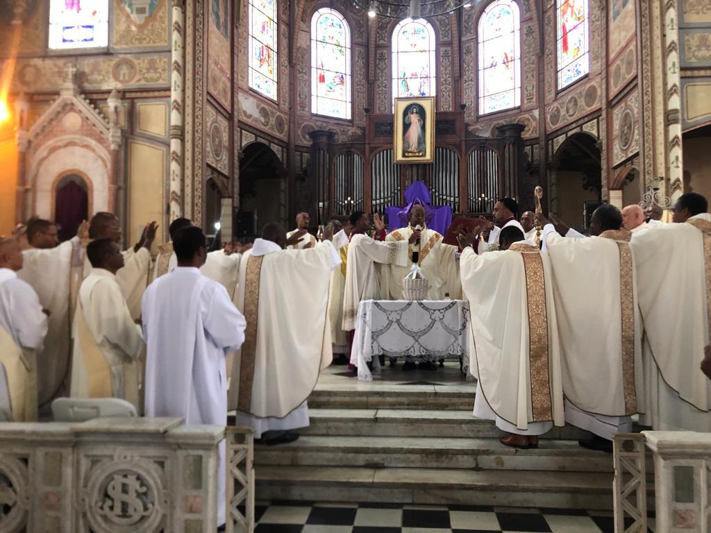     La messe chrismale attire la foule à la cathédrale Saint-Louis


