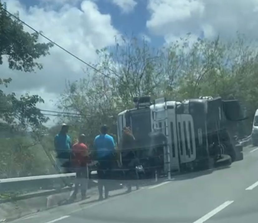    Un camion de canne se renverse au François

