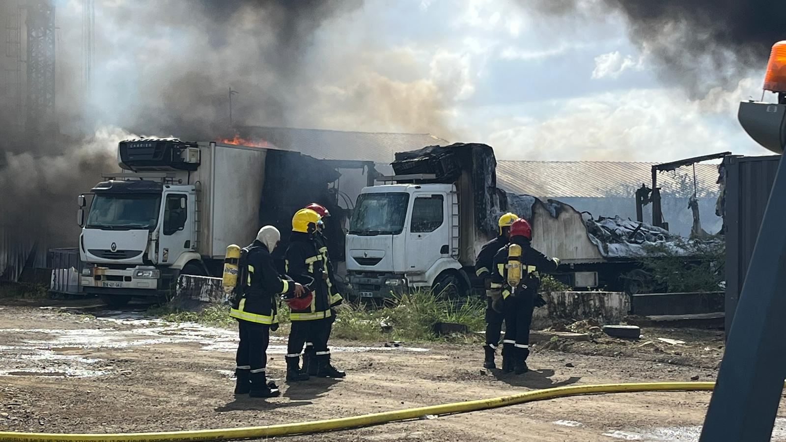     L'incendie de camions frigorifiques à Ducos est maîtrisé 

