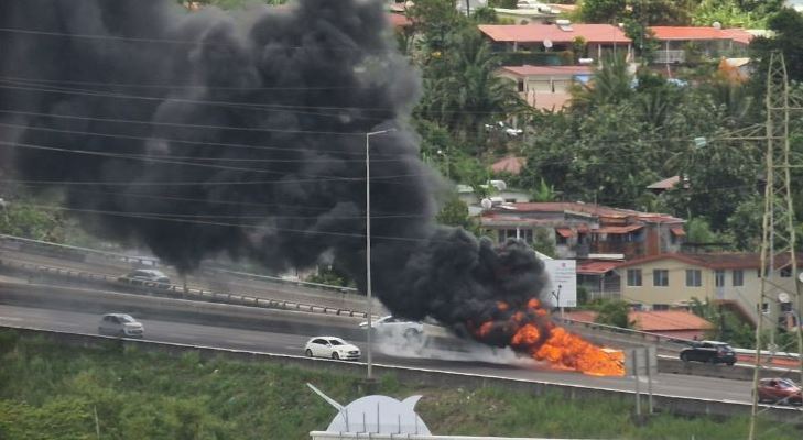     Une voiture s'enflamme après un accident entre trois véhicules sur l'autoroute

