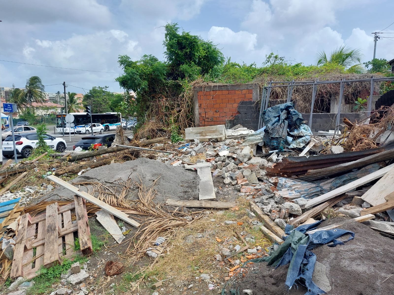     À Sainte-Thérèse, démolitions et nettoyage du quartier continuent

