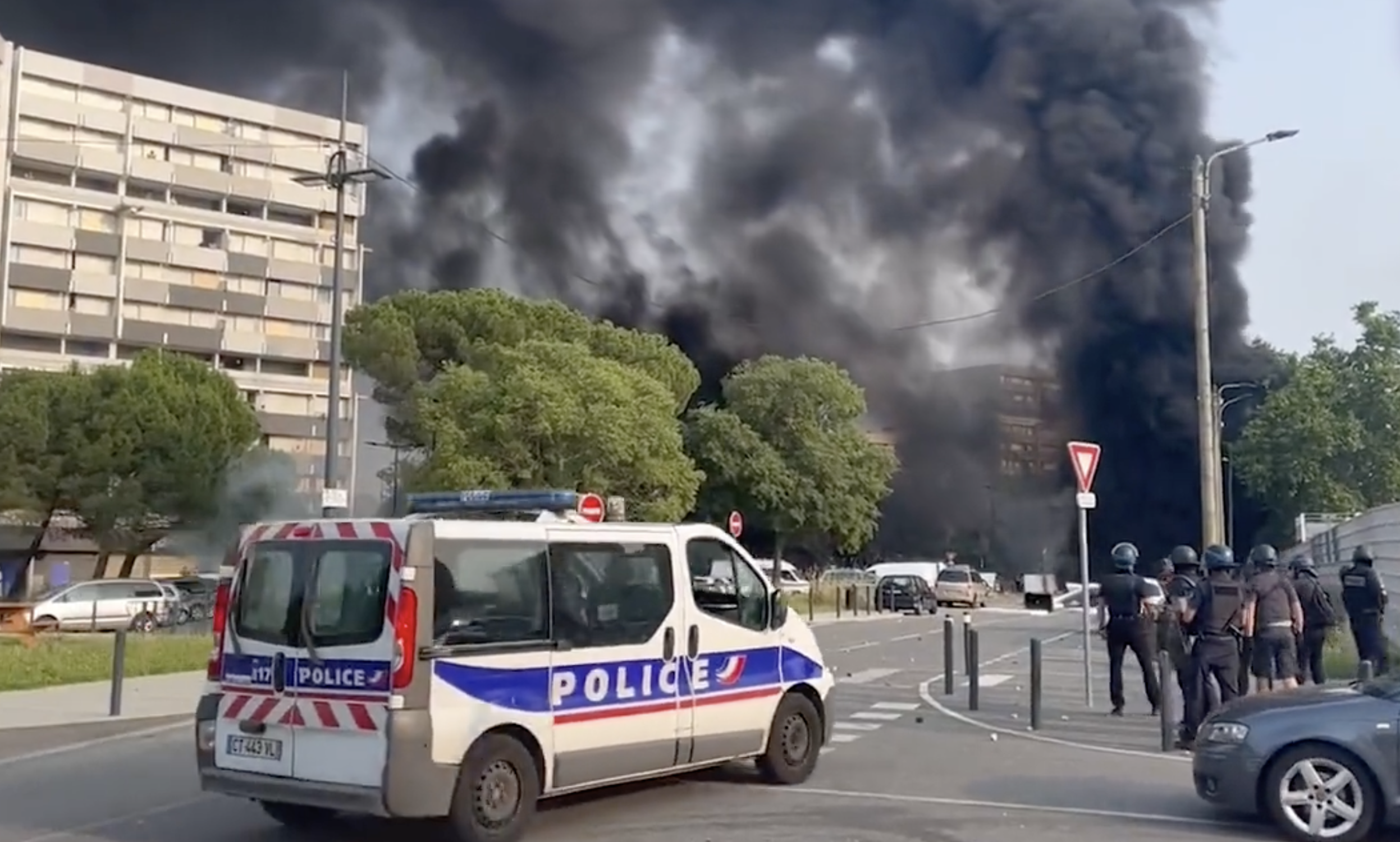     Emeutes après la mort de Nahel : plusieurs villes de France sous couvre-feu

