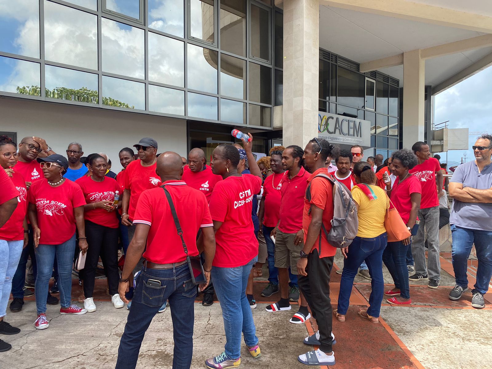     Grève : des agents de la CACEM mobilisés devant les locaux

