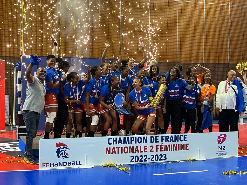     Les joueuses de l'Arsenal du Robert championnes de France de N2 de handball

