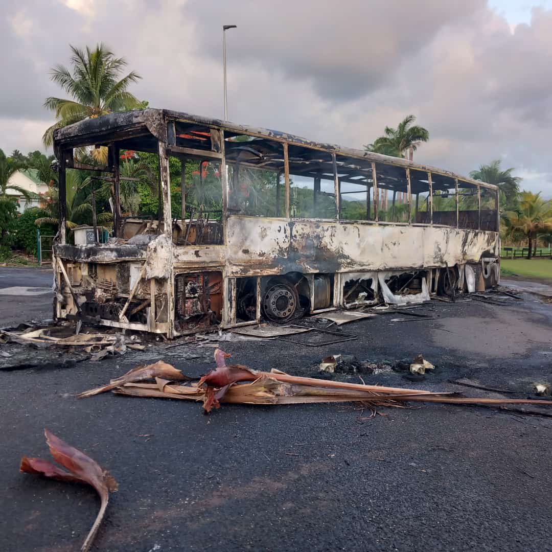     Un bus volé puis incendié la nuit dernière en Guadeloupe

