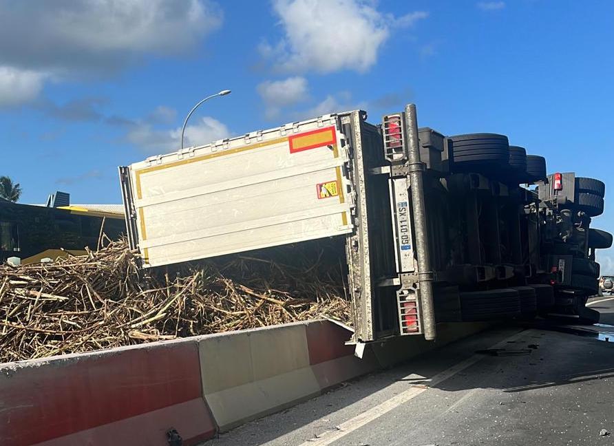     Un camion de cannes renversé au niveau de Destrellan à Baie-Mahault

