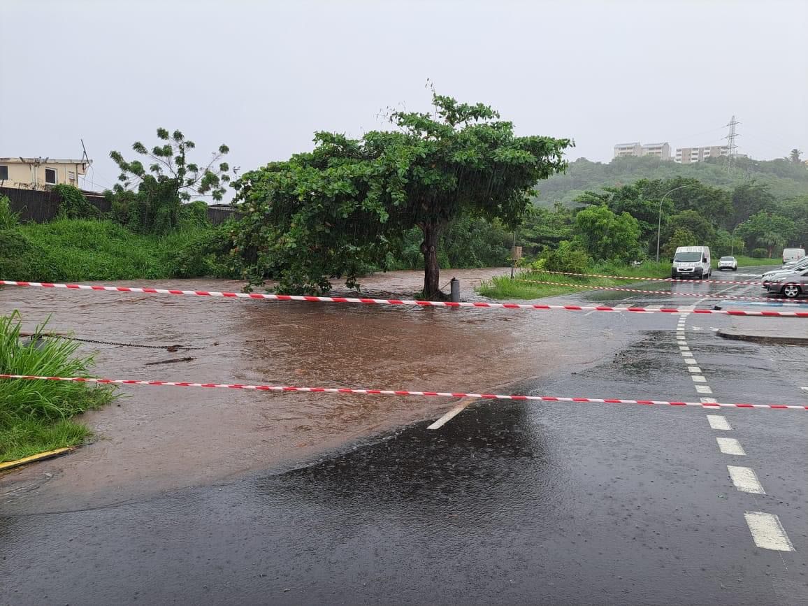     « Fortes pluies et orages » en Martinique : l’eau monte dans plusieurs communes 

