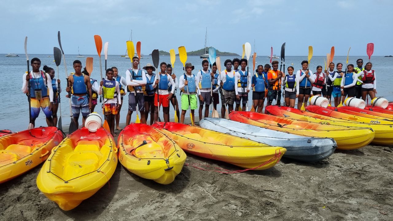     Des lycéens en démonstration de sauvetage sur la plage de Malendure à Bouillante

