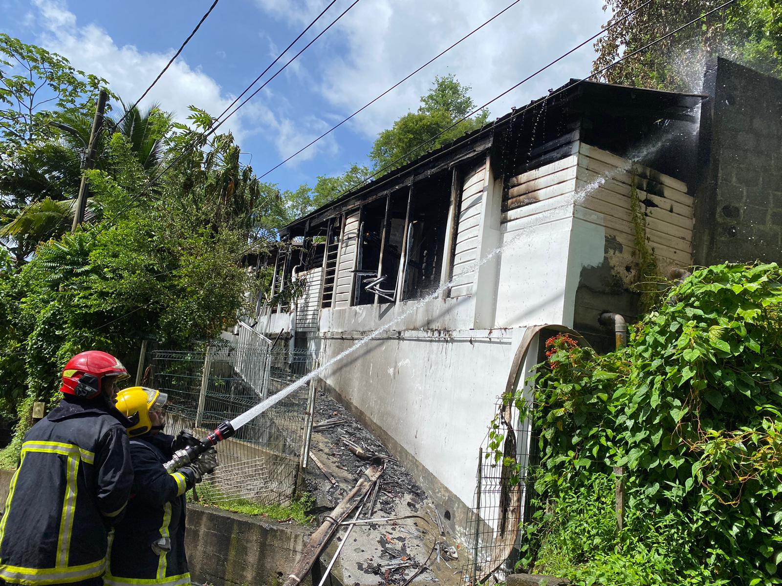     Feu de maison et véhicules brûlés à Fort-de-France : nuit chargée pour les pompiers

