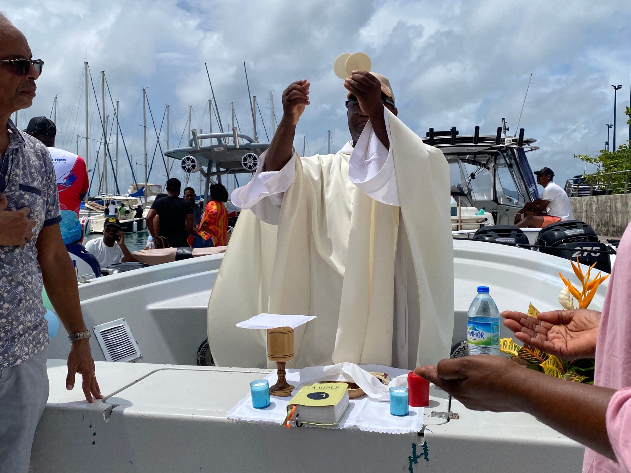     Un "bateau catholique" suit les étapes du Tour des yoles

