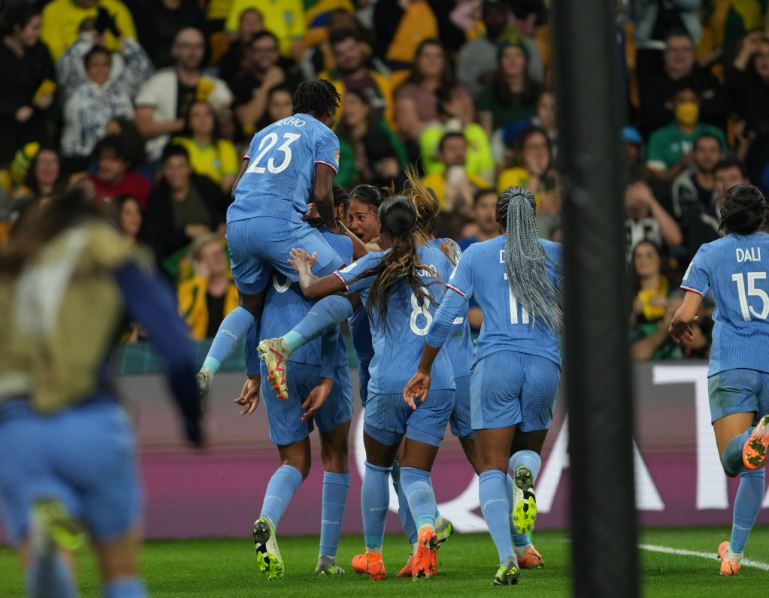     Coupe du monde féminine : Wendie Renard buteuse, les Bleues battent le Brésil

