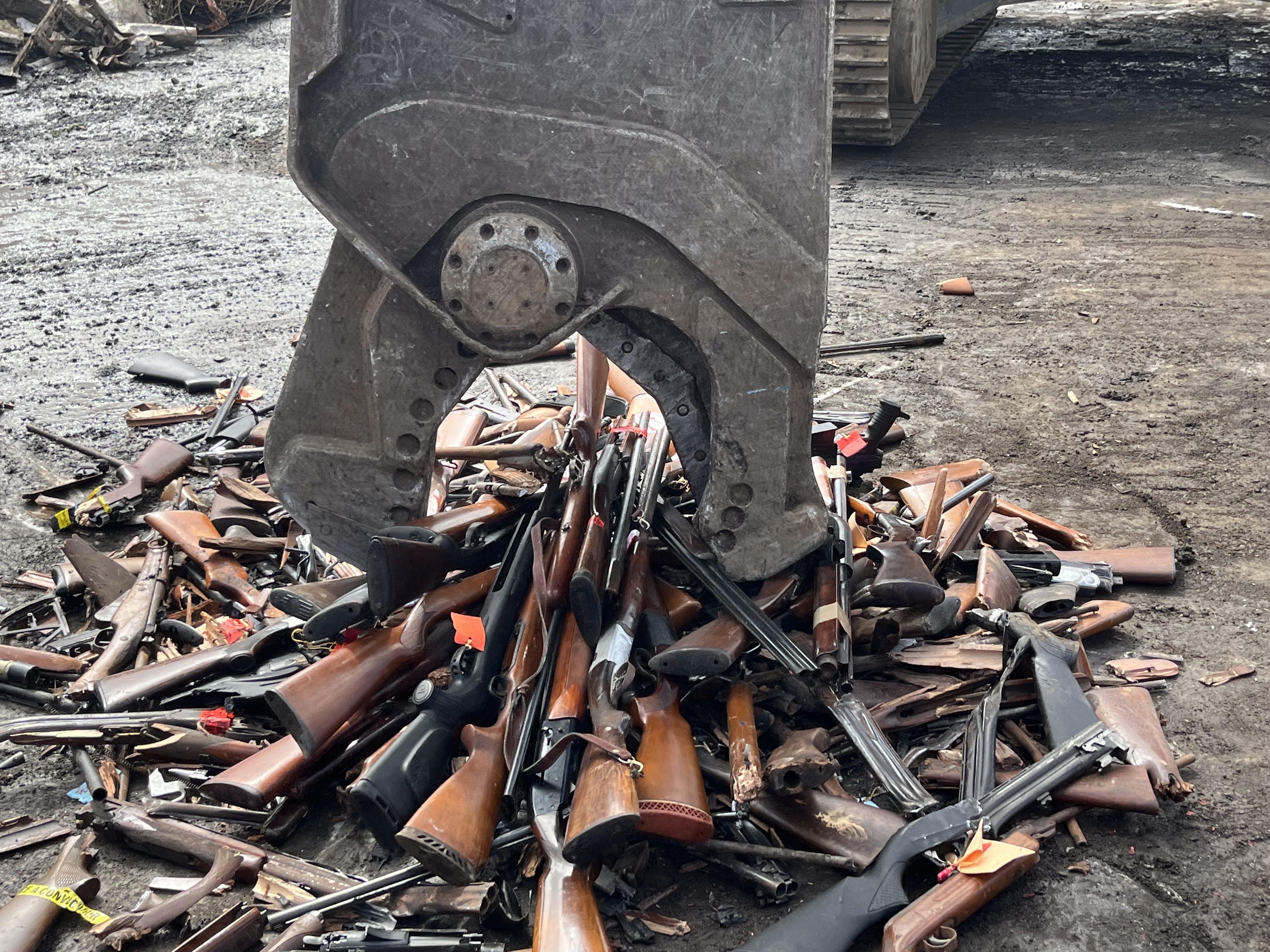     Un stock de 600 armes à feu détruit par les autorités en Martinique

