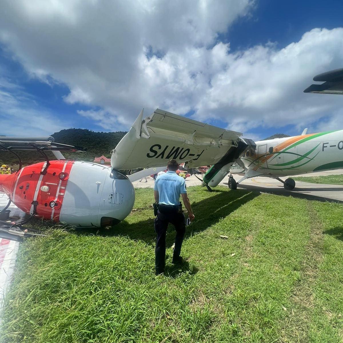     Un avion d’Air Antilles percute un hélicoptère à l’atterrissage à Saint-Barthélémy

