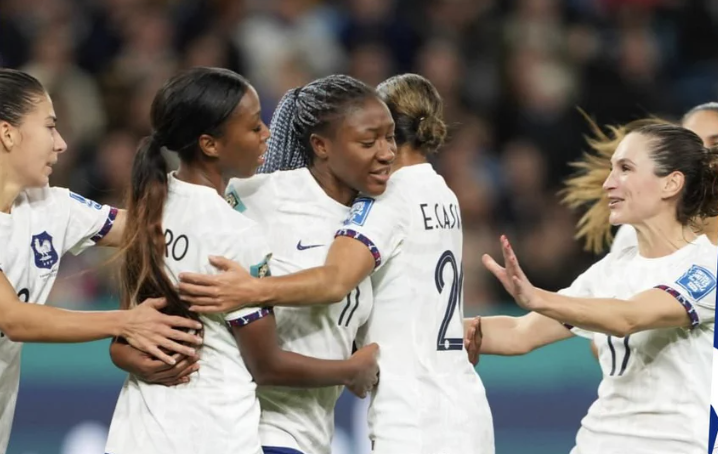     Coupe du Monde féminine : les Bleues qualifiées pour les huitièmes de finale

