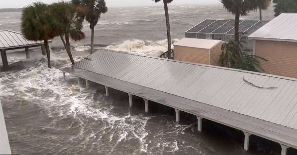     L'ouragan Idalia balaie la Floride et provoque des inondations : au moins un mort

