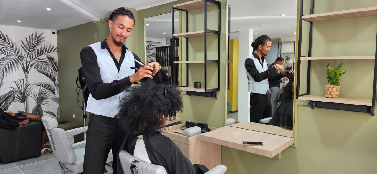    Victor Dordonne : de passage en Martinique, le coiffeur offre ses services 

