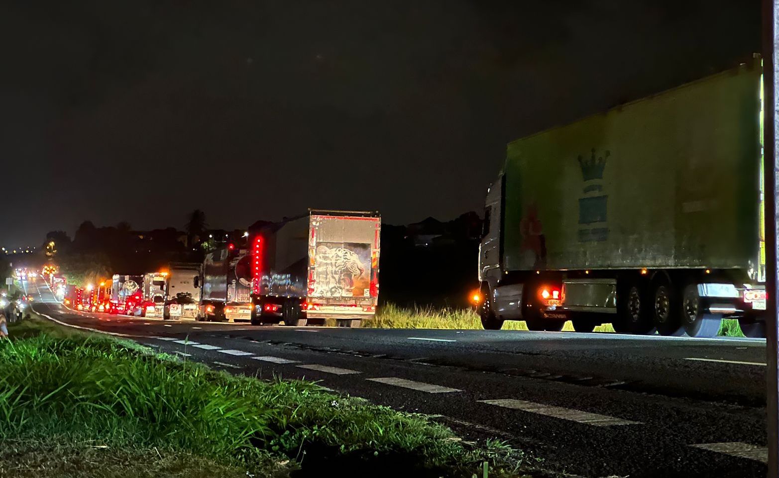     [EN IMAGES] Le défilé nocturne des camions titans pour la fin de la récolte de la canne

