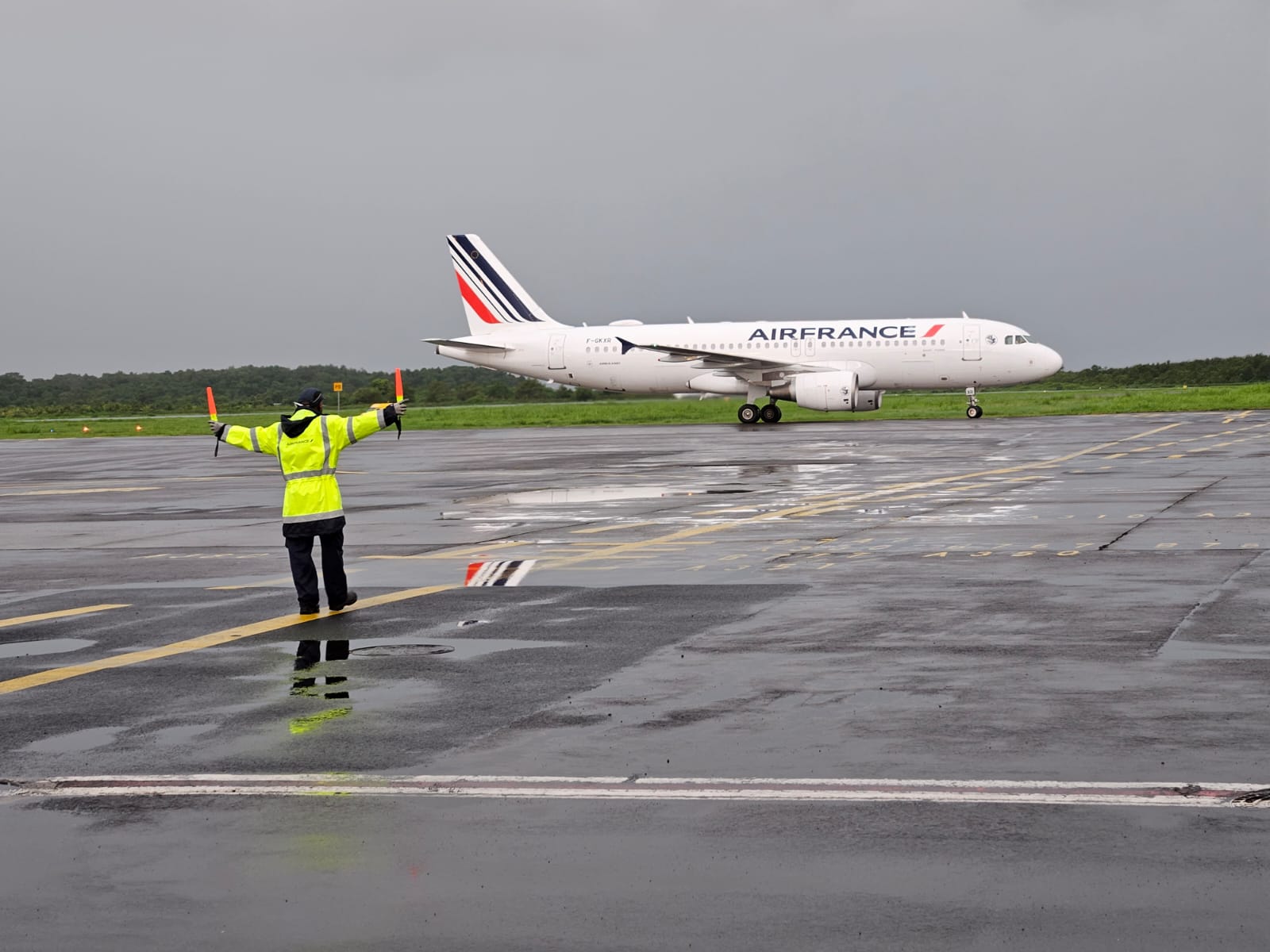     Un avion A320 d’Air France fait voler le nom de la ville de Saint-Pierre

