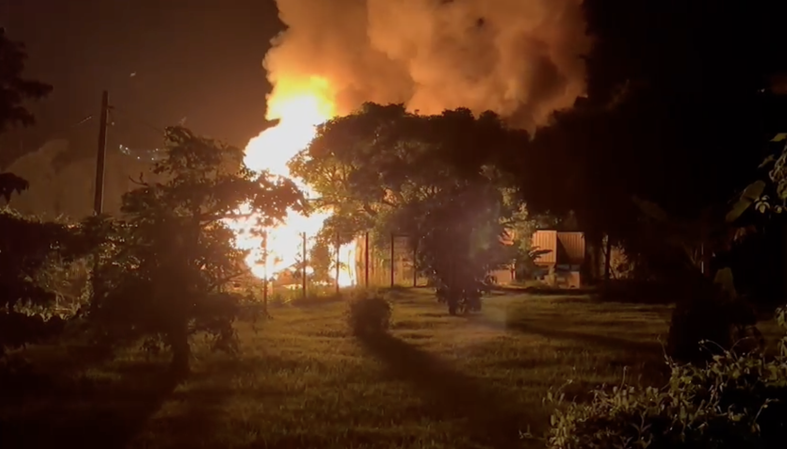     [VIDEO] Explosion et incendie important sur une exploitation agricole au Saint-Esprit

