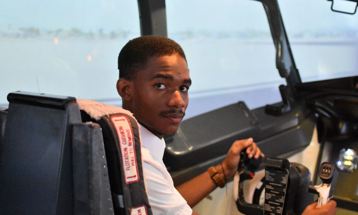     Guarik Landry est le plus jeune pilote de ligne diplômé d'Europe

