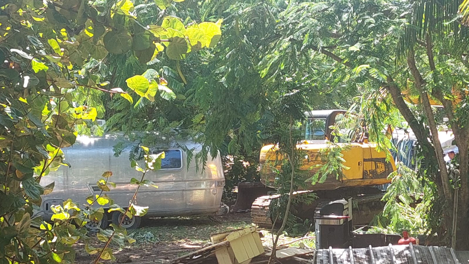     Sainte-Anne : la mairie fait évacuer les caravanes d’Airstream de la Pointe Marin

