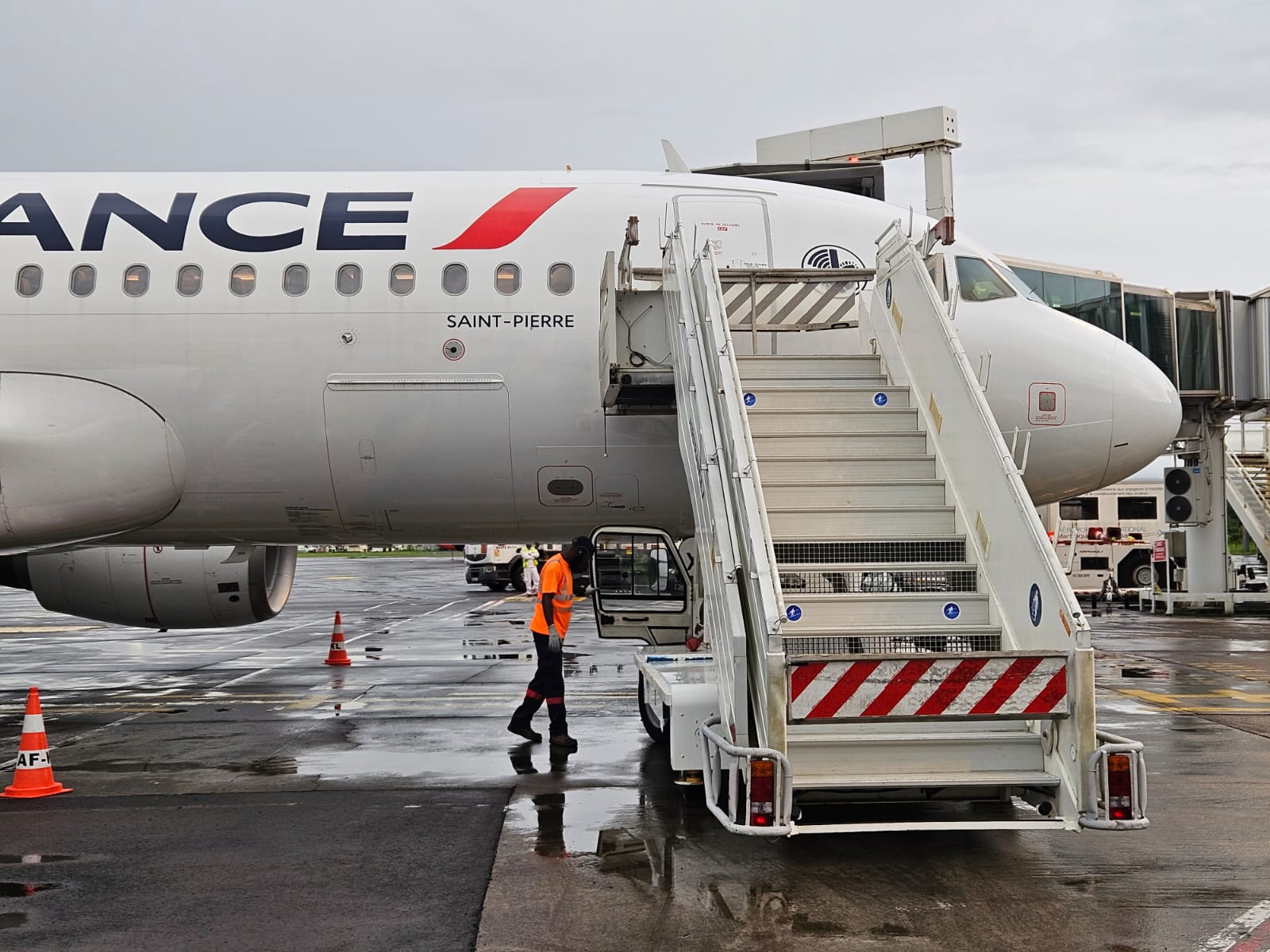     Des passagers d'un vol vers la Guyane bloqués à Pointe-à-Pitre

