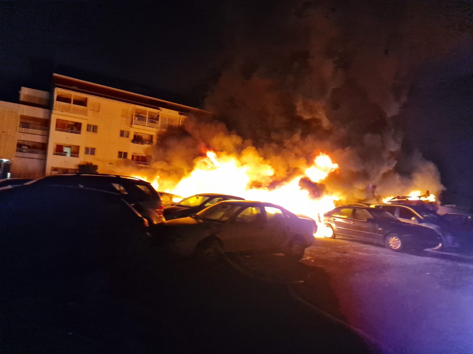     16 véhicules détruits par un incendie dans la nuit à Pointe-à-Pitre

