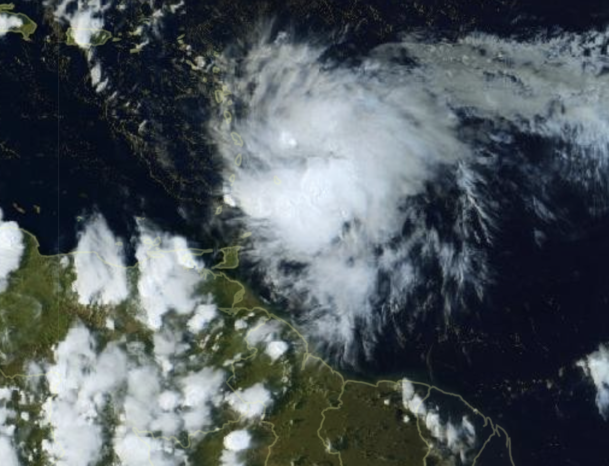    Ouragan « Tammy » : la Martinique passe en Jaune « vents et pluies » et reste en Orange « vagues-submersion »

