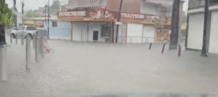     Plusieurs commerces du marché de Saint-François inondés après les intempéries

