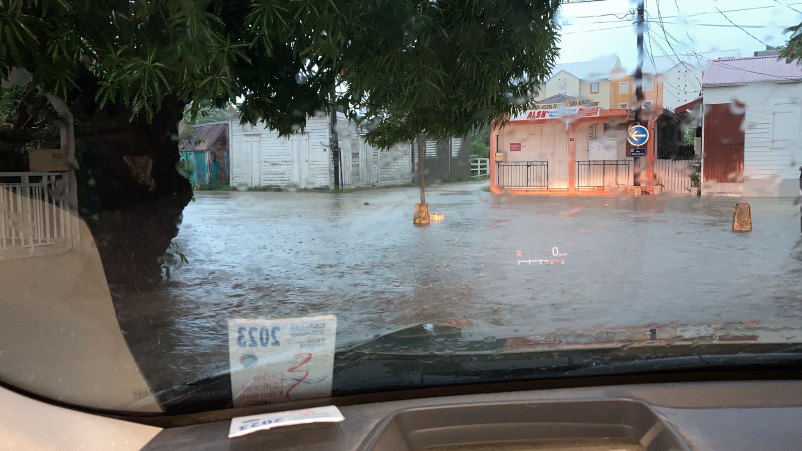    Après l'ouragan « Tammy », la Guadeloupe subit d'importantes inondations 


