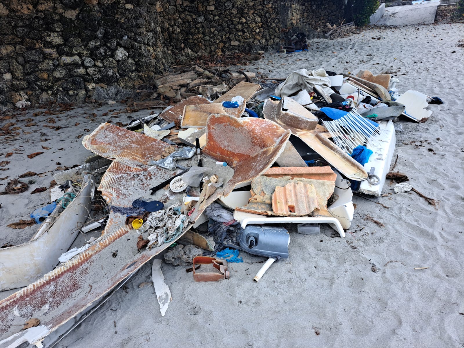     Anse Canot au Gosier : après « Tammy », une plage « dépotoir »

