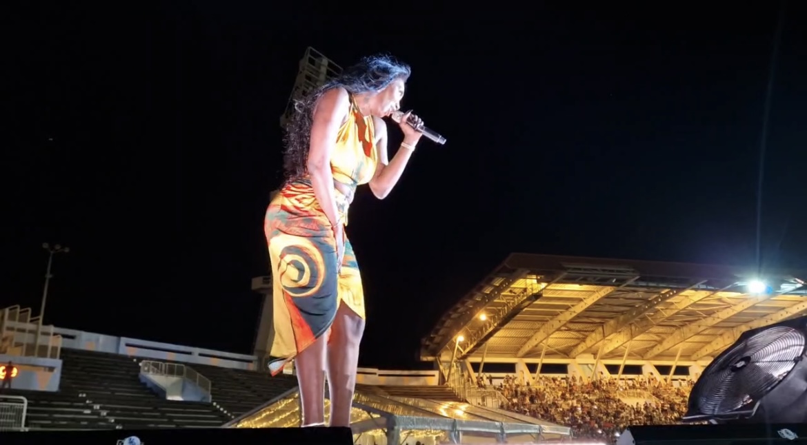     [VIDEO] Aya Nakamura « a fait le job » en Martinique

