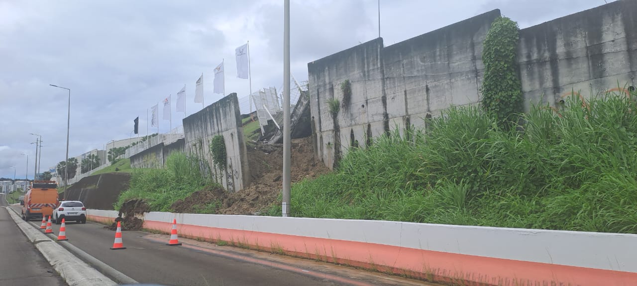     Un mur de soutènement menace de s’effondrer sur la voie du TCSP au Lamentin

