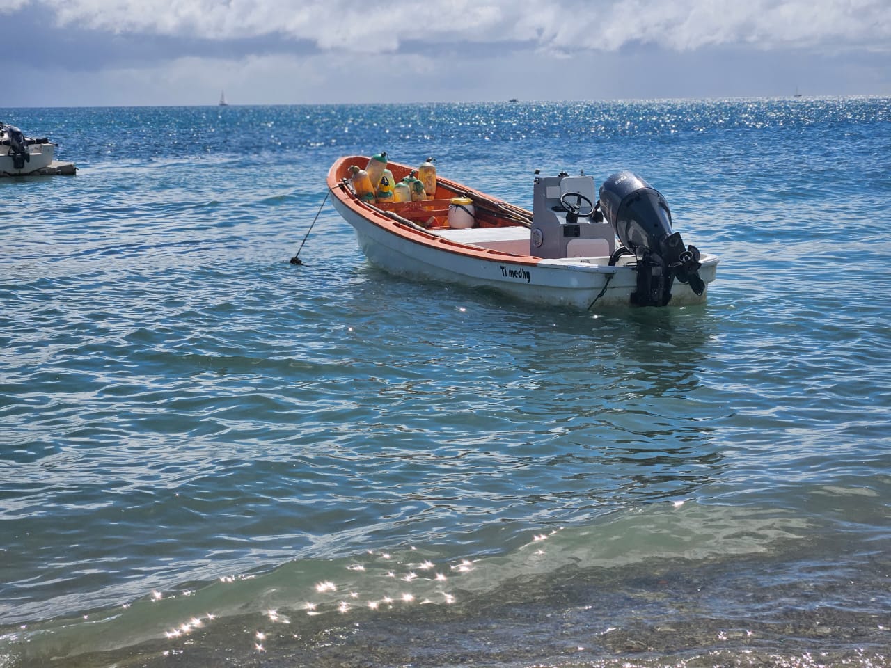     Pêcheur disparu : sa yole ramenée à Sainte-Luce, les recherches continuent

