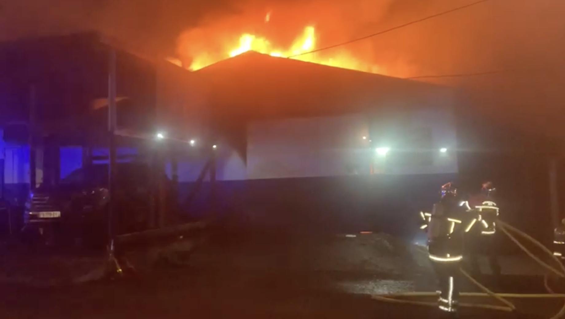     [VIDEO] Un garage en proie aux flammes à Capesterre-Belle-Eau

