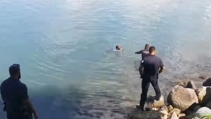     Pour échapper aux policiers, un conducteur se jette à l'eau à Pointe-à-Pitre

