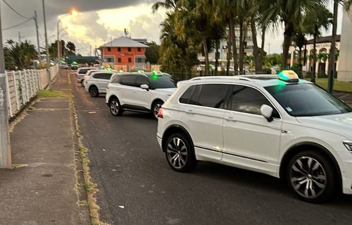     Les taxis de Martinique mobilisés bloquent la CGSS 

