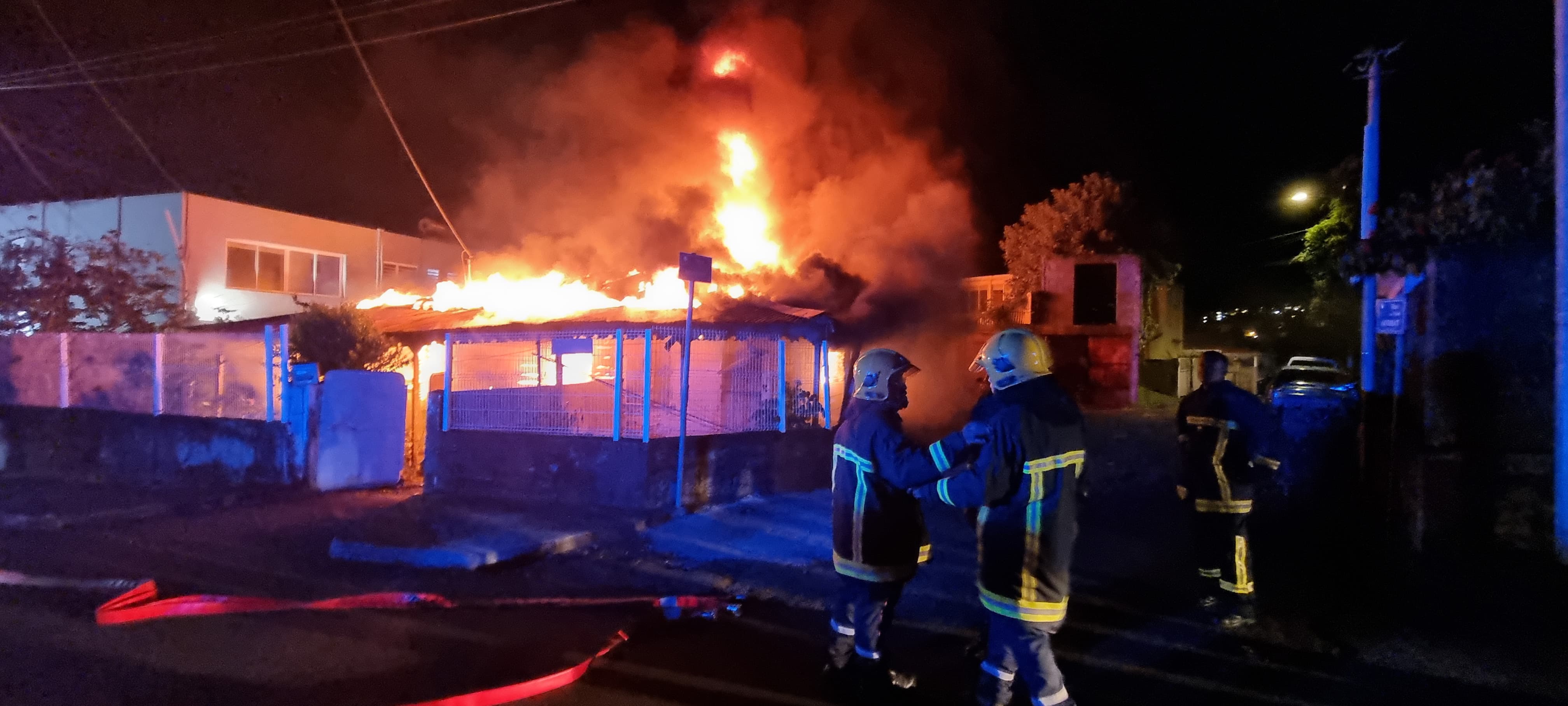     Une maison détruite par les flammes à Fort-de-France


