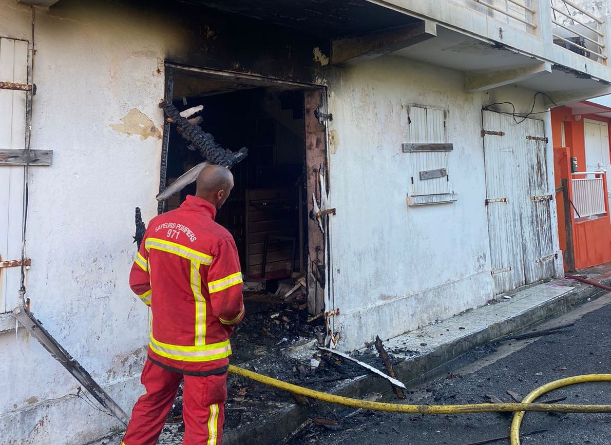     Un entrepôt de vêtements entièrement incendié au Moule 

