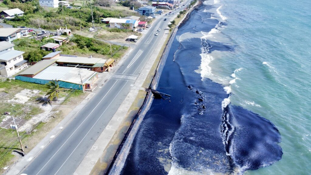     Marée noire à Trinidad-et-Tobago : sur la piste du bateau pollueur fantôme

