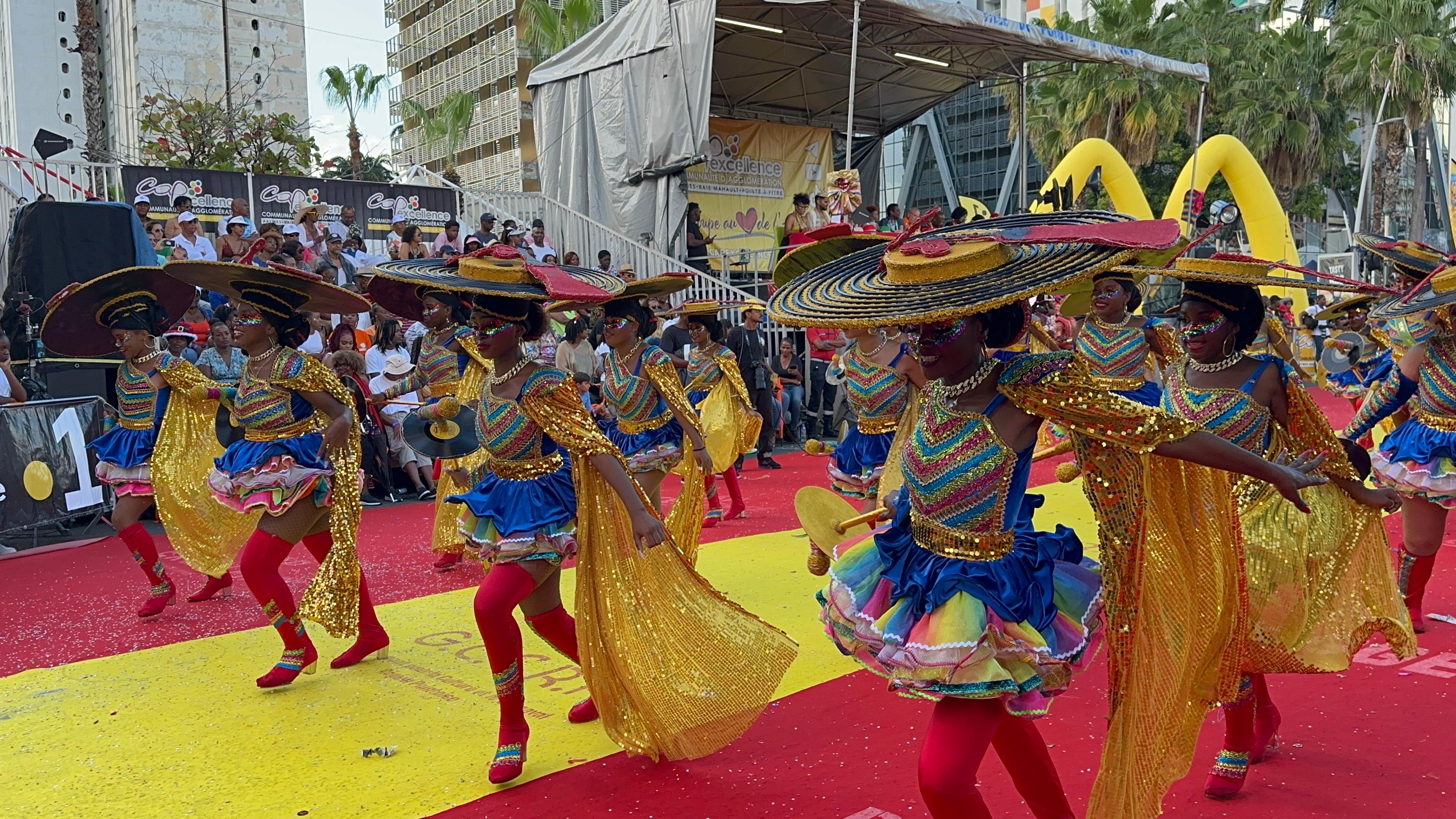     Carnaval : revivez la parade du dimanche gras à Pointe-à-Pitre

