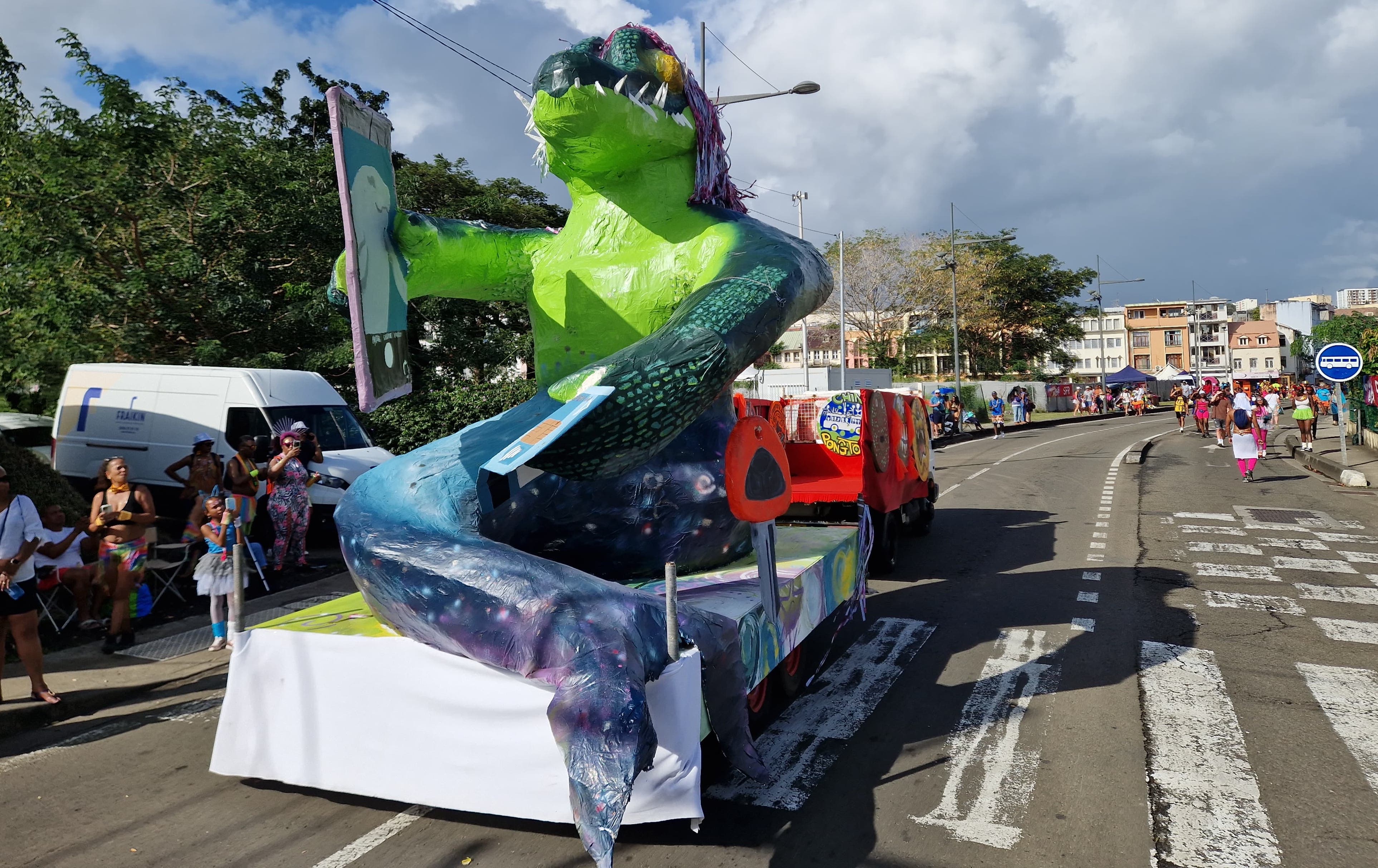     Mi-crocodile, mi-baleine, un Vaval connecté règne sur le carnaval de Fort-de-France


