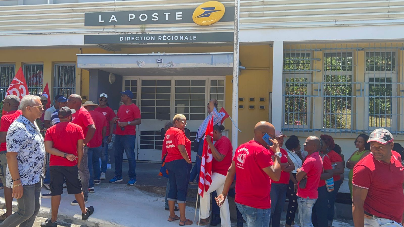     Les syndicats de La Poste mobilisés en soutien à deux représentants du personnel


