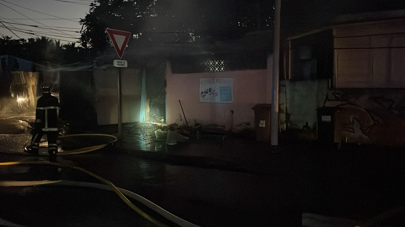     Deux véhicules et une épicerie incendiés à Pointe-à-Pitre

