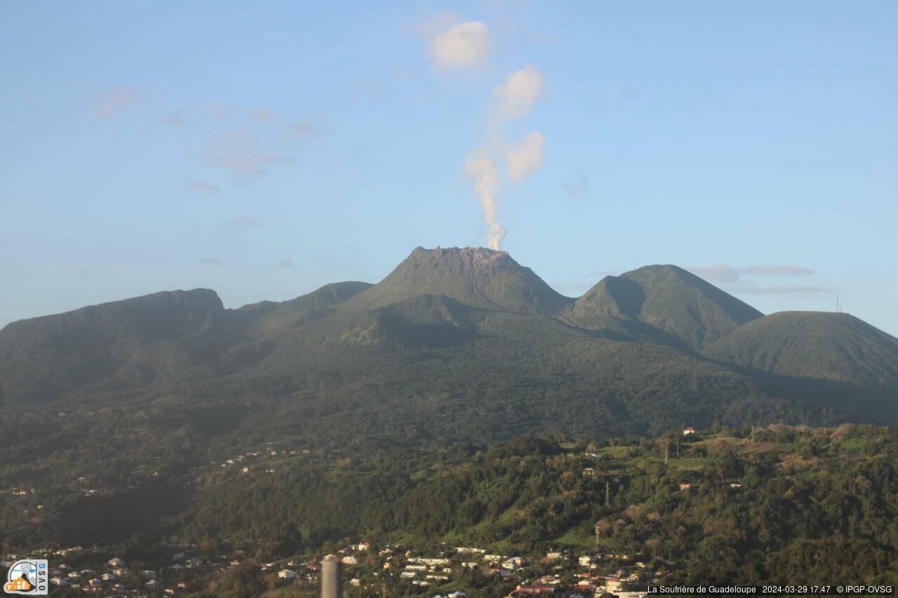     Guadeloupe : activité sismique en hausse sur la Soufrière, de nouvelles mesures d’interdiction et de sécurité

