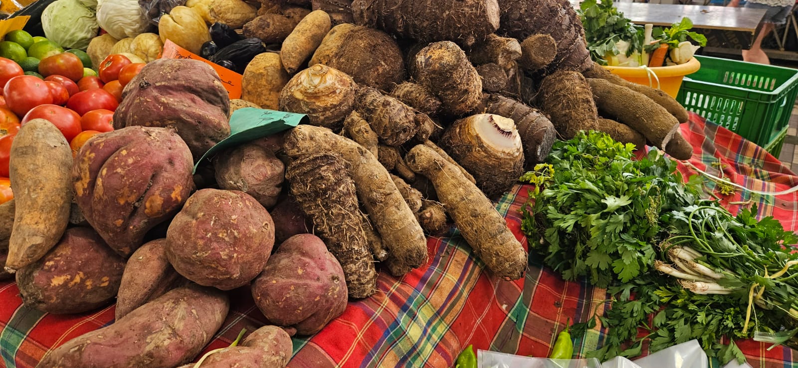     Au marché de Fort-de-France, la ruée vers les légumes pour la préparation des accras 

