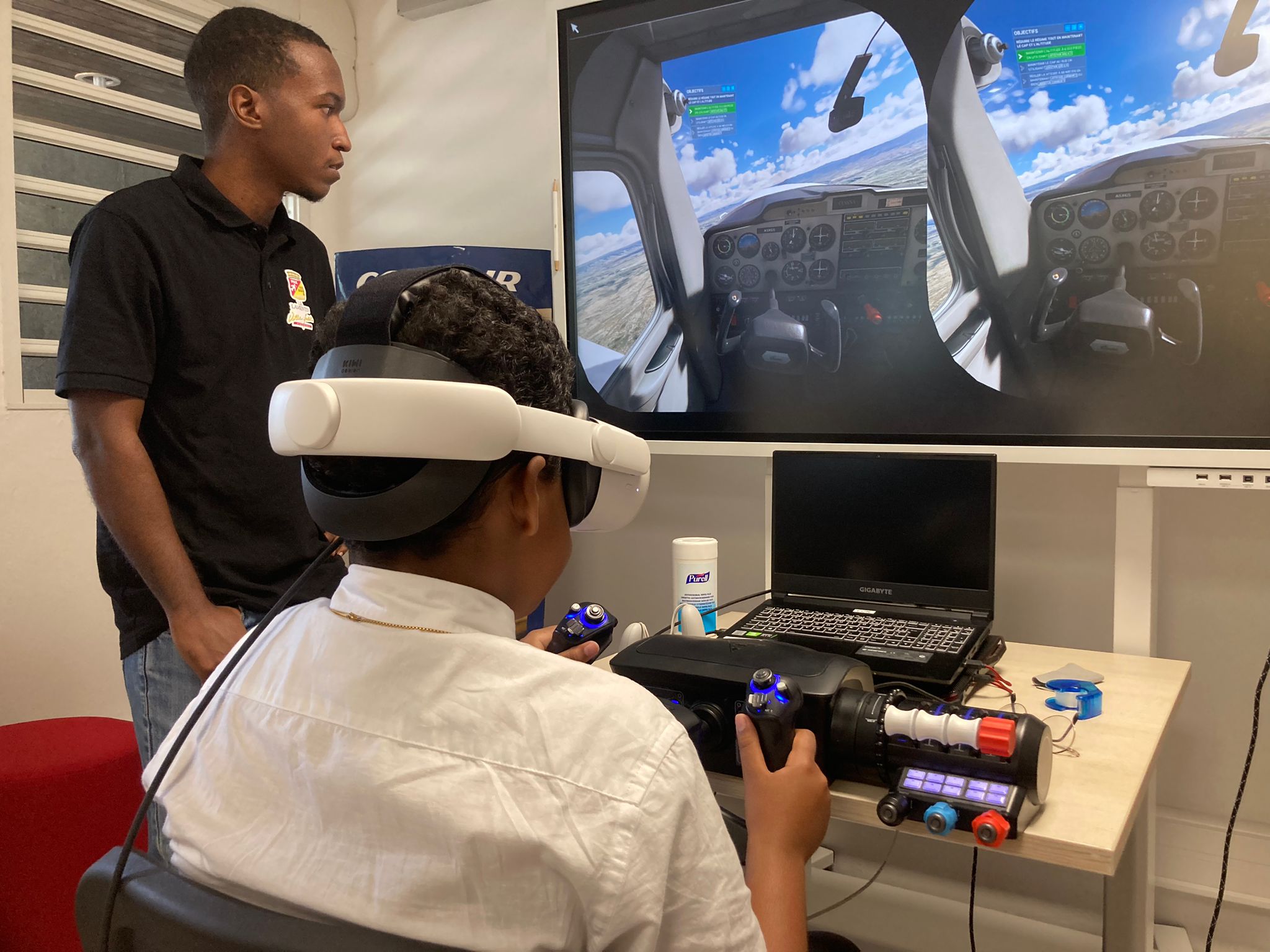     Des collégiens pilotent un avion grâce à la réalité virtuelle !

